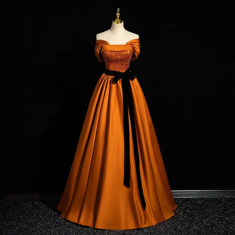 Um vestido de performance de dança laranja inchado e elegante