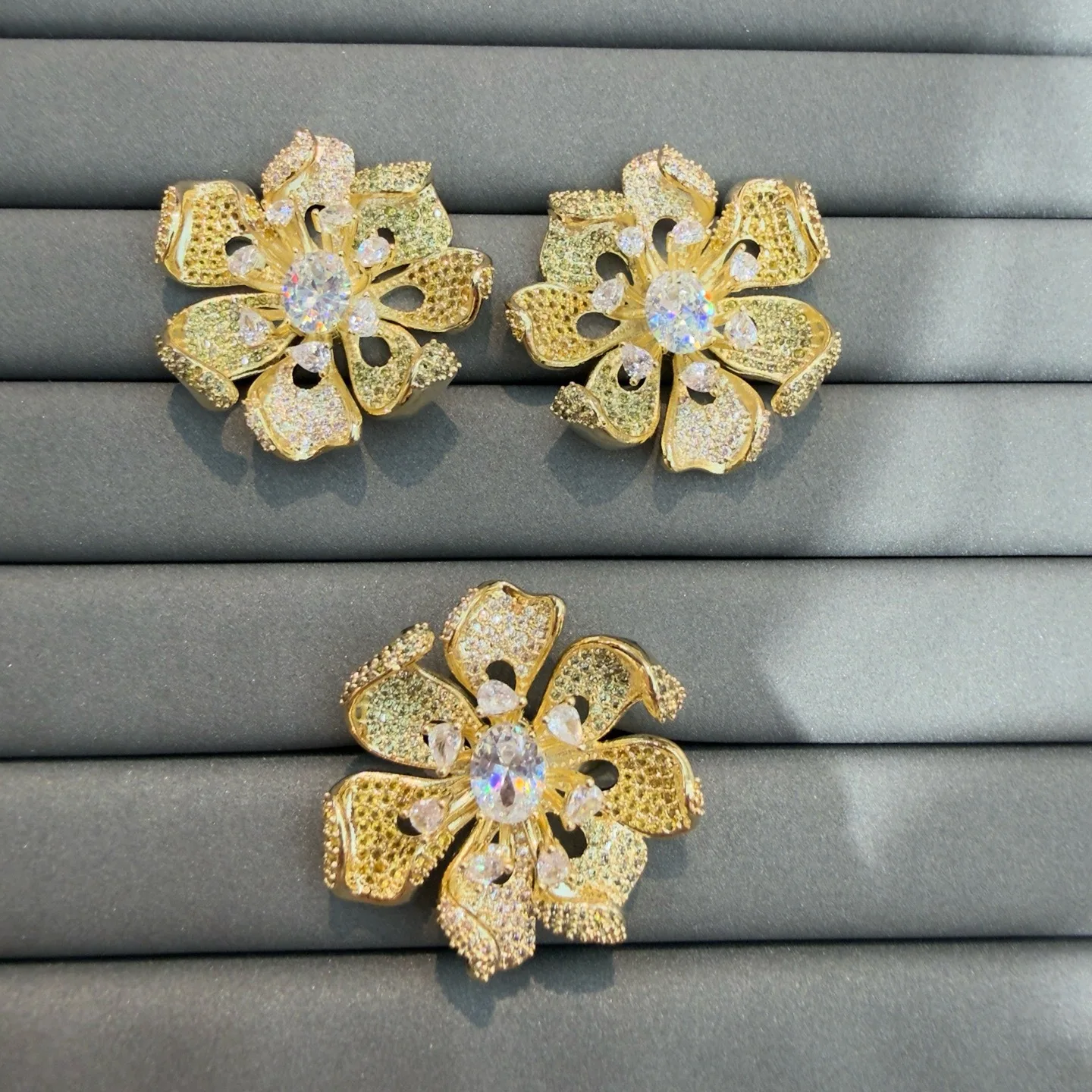 orecchini-a-perno-con-fiore-in-cz-scintillante-e-anello-coordinato-per-donna-gioielli-di-lusso-per-matrimoni-e-feste-orecchini-a-petali-floreali-multicolori