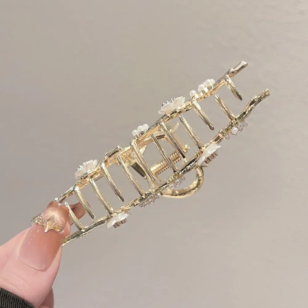 Elegante Retro-Haarspange mit Perlenblütenzweig und Blumendetail. Von der Natur inspirierter modischer Haarschmuck für Damen – Detail 4