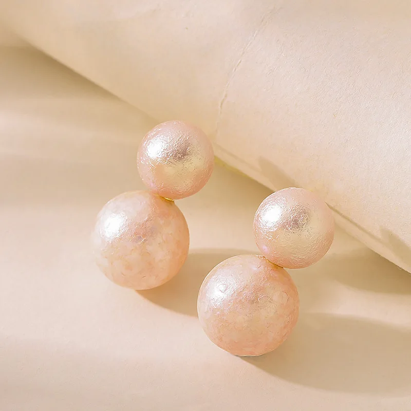 

Stylish, elegant and exquisite Hepburn style cotton large pearl earrings light luxury niche simple high-end commuter earrings