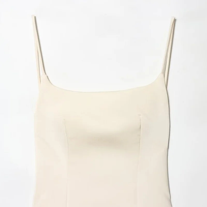 Damska letnia urocza prosta sukienka mini na ramiączkach spaghetti z satynowym wykończeniem i zdobieniami z piór.