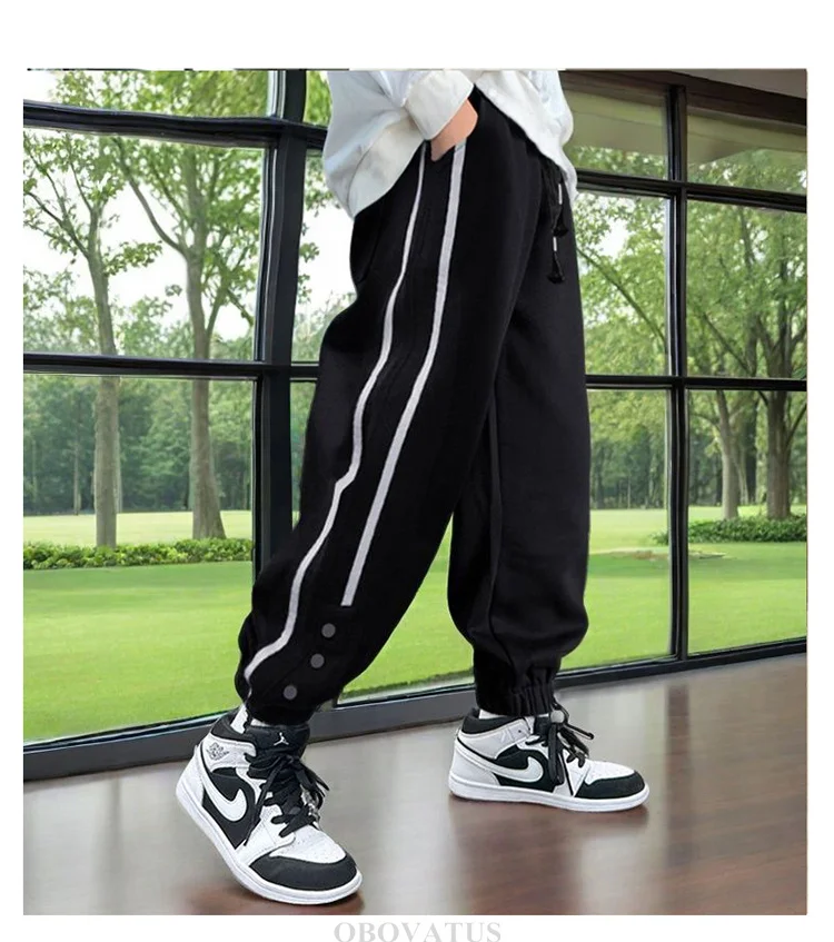 Neue Frühlings-Sport-Hosen für Jungen mit Seitenstreifen, gerade geschnittene Jogginghosen für Teenager zum Ausgehen. – Detail 3