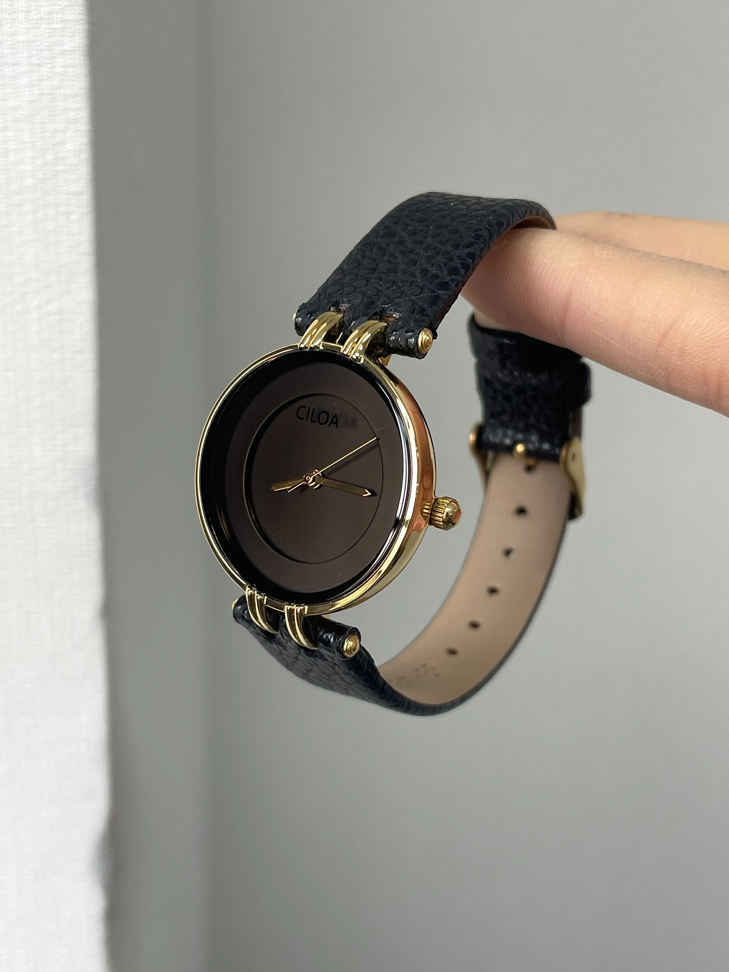 English: Vintage Gold Case Minimalist No Marker Black Dial Ladies Watch, Black Grain Genuine Leather Strap Luxury Niche Commuter Quartz Wristwatch