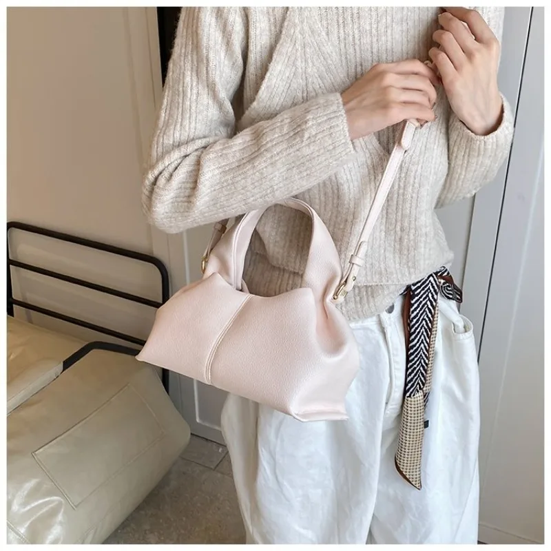 Mini-Halbmond-Umhängetasche, kompakt & stilvoll mit Wildleder-Finish und Bärenmotiv, kleine Kapazität für alltägliche Freizeitaktivitäten & Arbeit – Detail 30