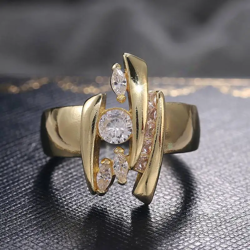 Huitan Geometrischer Einzigartiger Design-Damenring in Goldfarbe Party-Hochzeits-Accessoires Luxuriöser Persönlicher Alltags-Schmuck mit Glänzenden CZ-Steinen