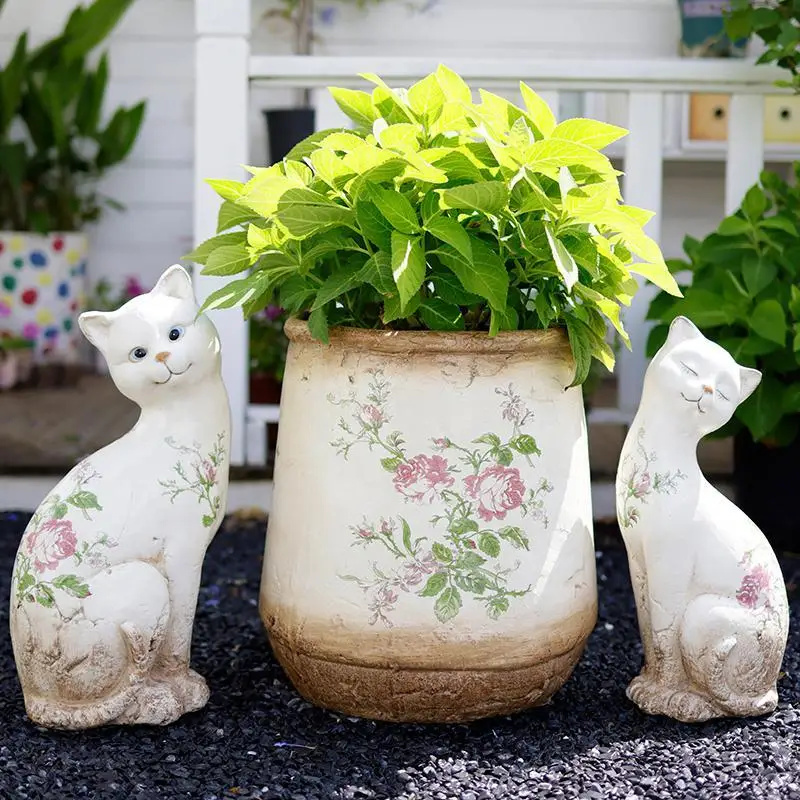 Cat figurine decor for villas, gardens, b&bs, balconies, and terraces - planter artwork - vintage style