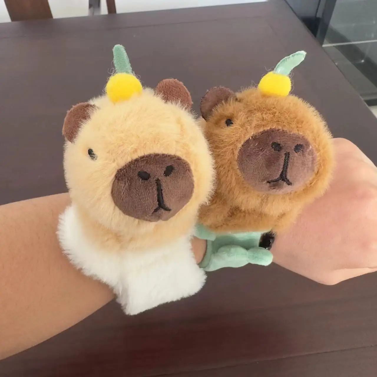 Capybara-Bracelet rond en peluche pour enfants, joli animal, claque, anneau à main, jouets créatifs, cadeau amusant pour enfants