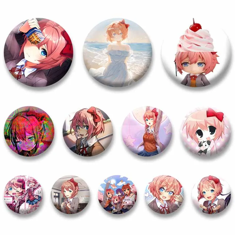 Cartoon-Spielfigur Sayori Anstecknadel Kawaii Anime-Mädchen Button-Pins Handgemachte Runde Schmuck-Brosche Sammlerstücke Geschenke – Detail 1