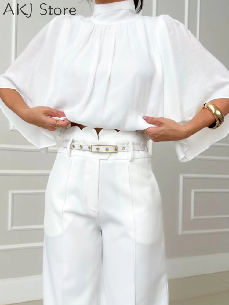 بلوزة شيفون كاجوال برقبة عالية وأكمام تشبه جناح الخفّاش ومفرغة من الخلف