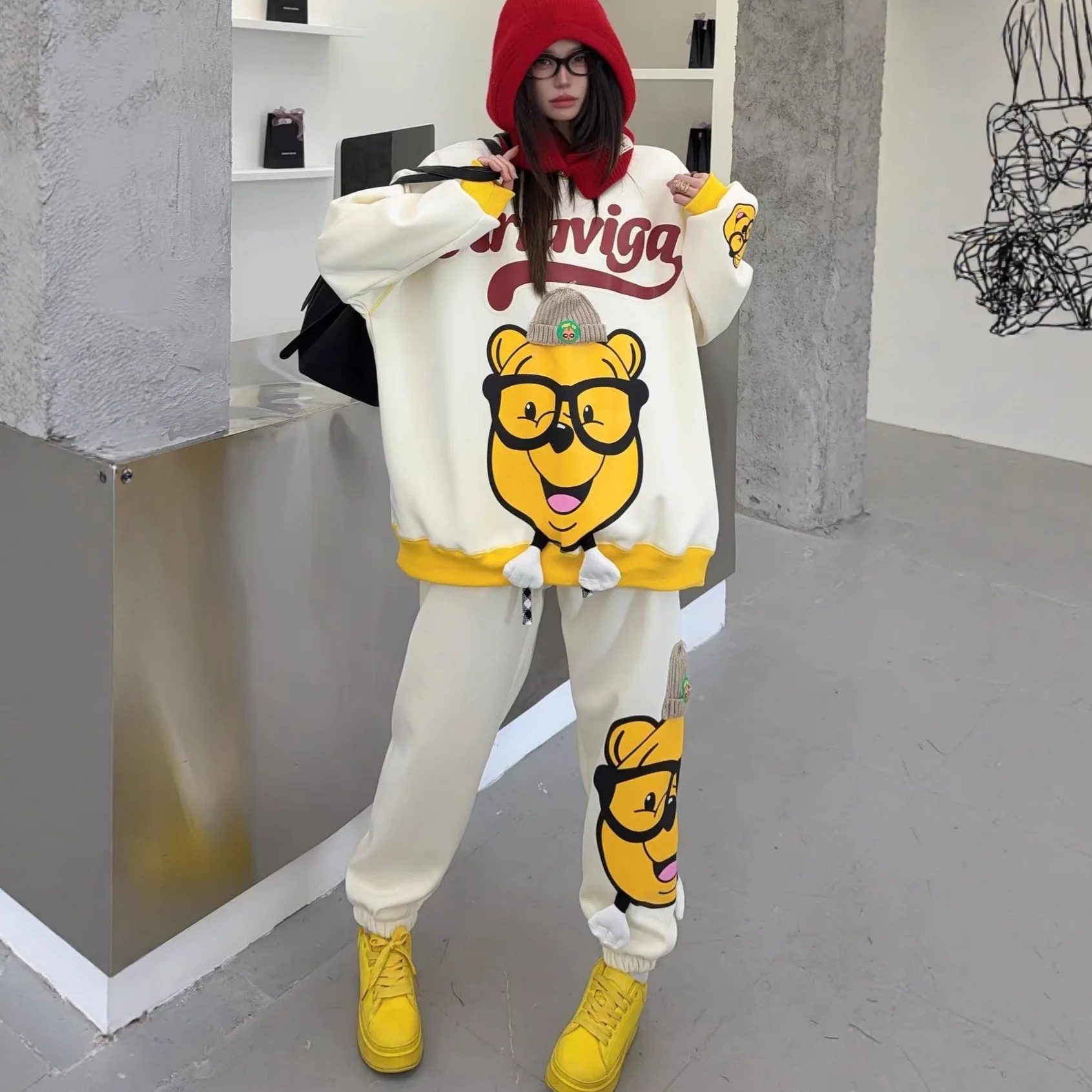 كارتون 2025 نمط أجنبي جديد موضة رياضية الإنترنت المشاهير الخريف الشتاء الصوف سترة مشد Sweatpants قطعتين مجموعة