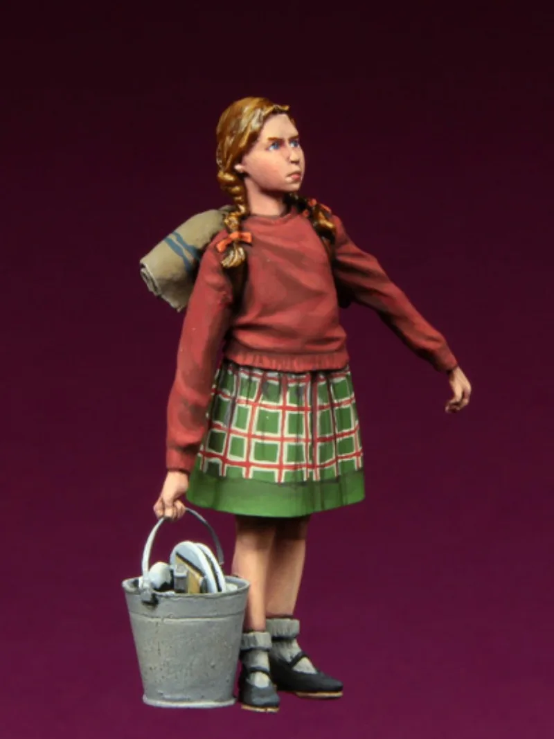 1/35 Scale Resin Figure Assembled Model Kit Refugee Girl, Europe Carrying Bucket History Miniature Unassembled and Unpainted