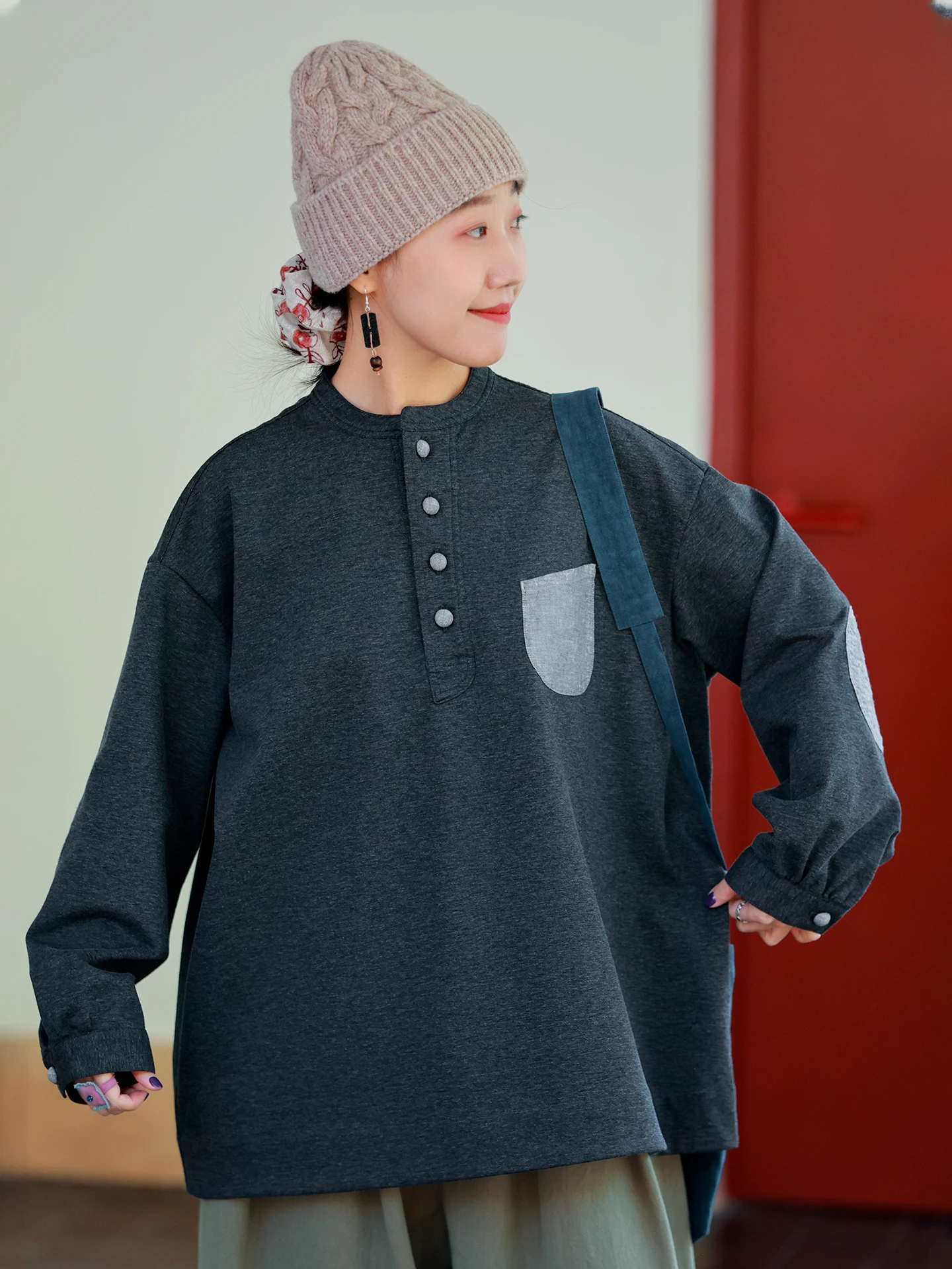 

Ретро-свитер из трикотажа свободного кроя с круглым вырезом для женщин, зимняя коллекция, удобный, дышащий, из смесового хлопка.