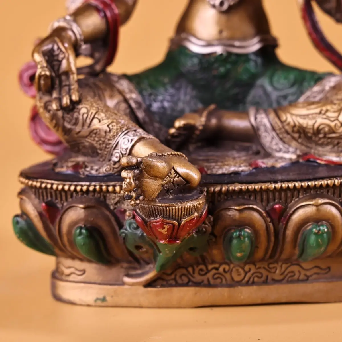 Treasures, old collections, pure copper chisel engraving, painted gold-painted green Tara, weighing 60 grams, 21 cm high and 13C