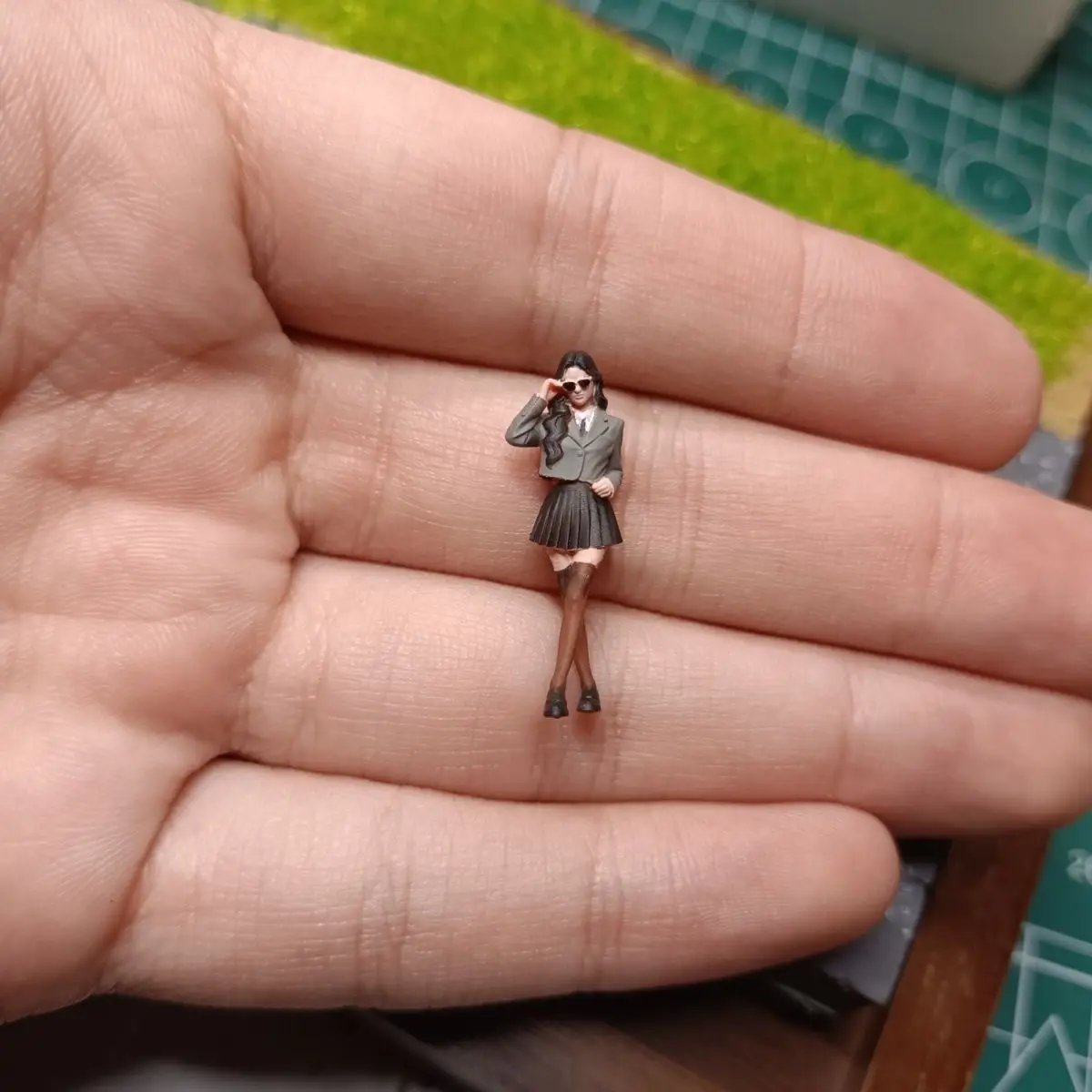 1:64  Miniature Model Resin Scene Props  Doll Girl Dressed in Stockings Diorama Figure