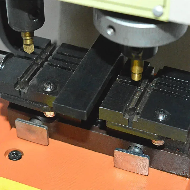 1 szt. Maszyna do cięcia kluczy 998C Ford, maszyna do kopiowania kluczy zasilana napięciem 110/220V, możliwość dostarczania maszyny do kopiowania kluczy.