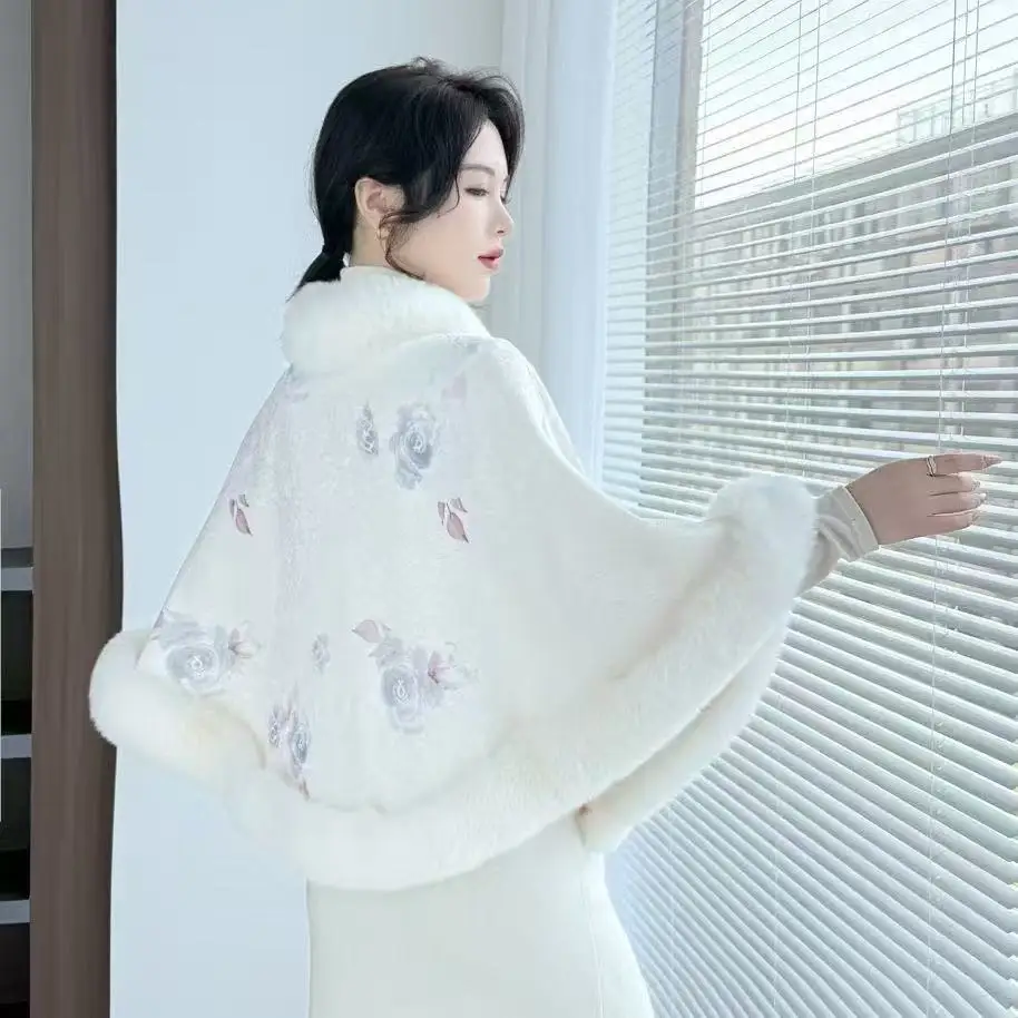 ヴィンテージ冬厚手のベルベットマント女性の豪華な襟付きオーバーコートハイエンドの結婚式の宴会アウターマッチ豪華なショール女性