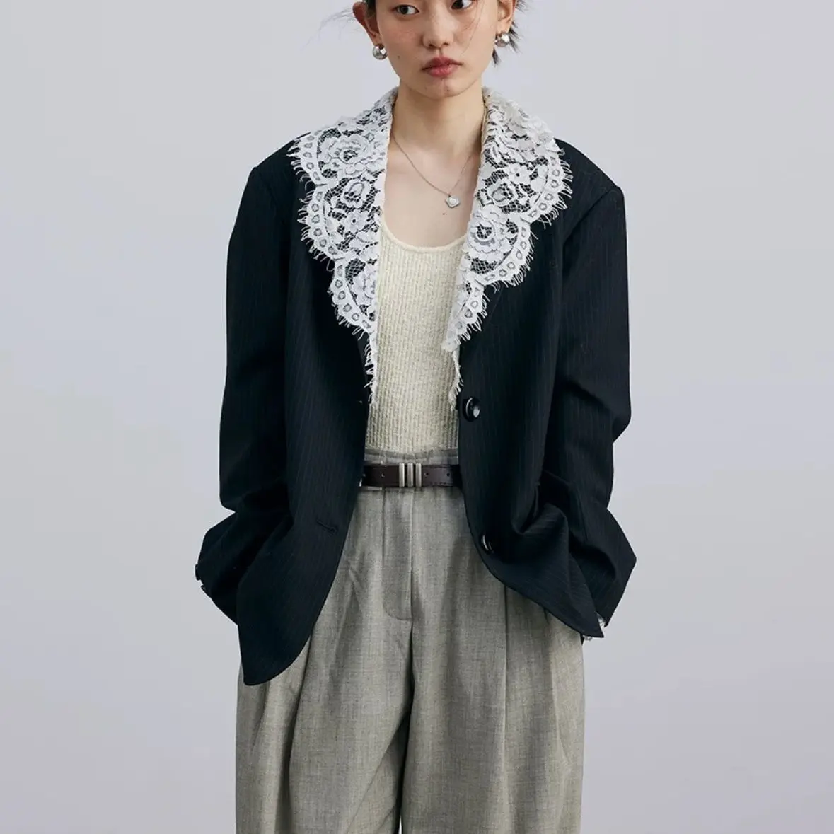 

2025 свободный кружевной лоскутный костюм в черную полоску, женский повседневный темпераментный топ на весну и осень