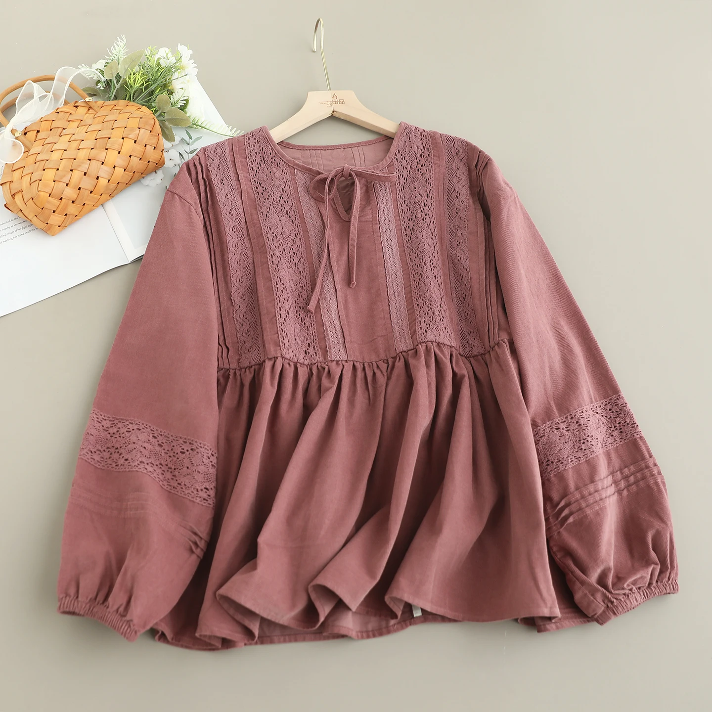 Camicie di velluto a coste patchwork di pizzo tinta unita dolce giapponese Mori Girl Camicetta casual da donna autunno con lacci o-collo manica lunga a sbuffo