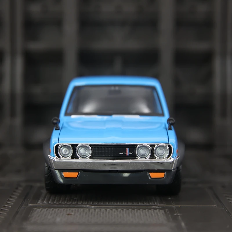 

Maisto 1:24 Nissan Datsun 620 Pickup Transport Vehicle Alloy Model Car Ornament Collection Doors and Hood Can be Opened