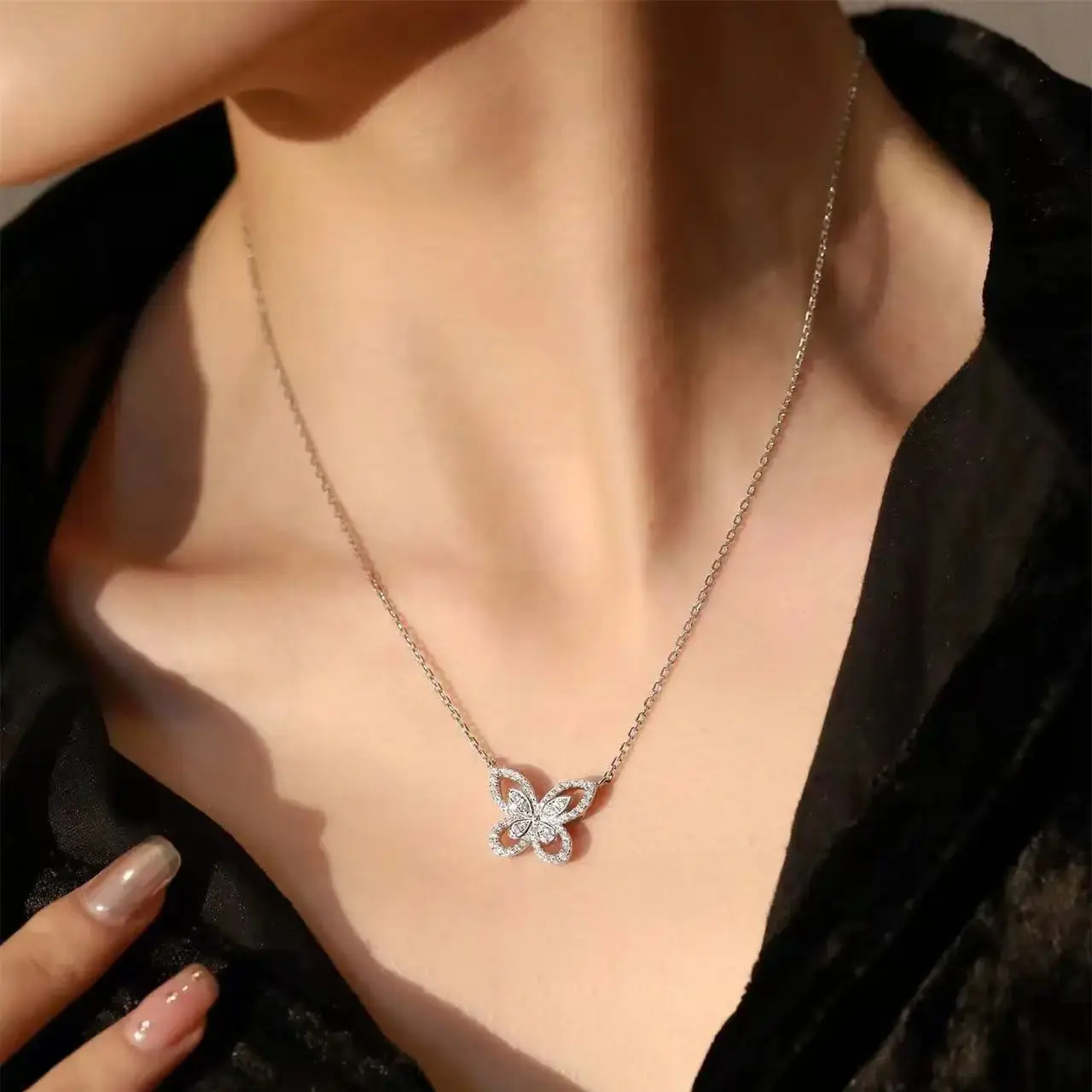 

Женское элегантное колье-бабочка из серебра 925 пробы, идеально подходящее для романтических случаев, таких как День святого Валентина и дни рождения.