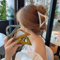 Korean Woman Large Hollow Out Triangle Hair Claw Barrettes Girl Acrylic Hair Clips Headwear Exquisite Shark Clip Hair Accessorie