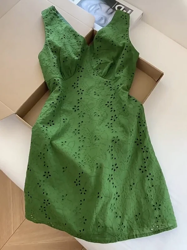 

French Gentle High-end V-neck Sleeveless Vest Dresses Women's Summer Hollow Hook Flower A-line Temperament Short Dress