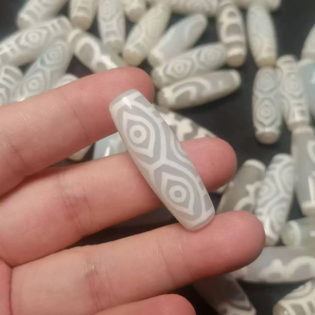 

10pcs/lots White Dragon Eyes Magic Natural Agate Stone multi-pattern old agate dzi white Weathering lines Old mineral materials