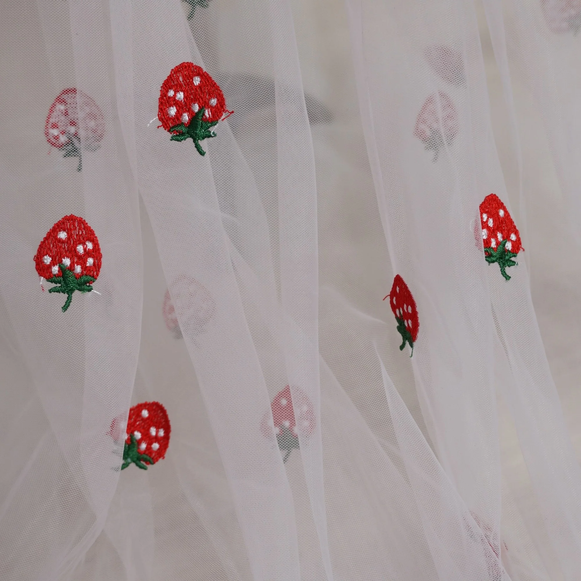 1 Meter Erdbeer-Stickerei Netz – Embroidery Net Fabric Bewertung und Preis