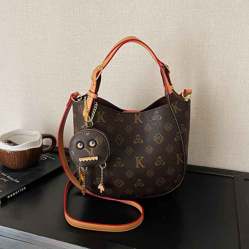 

Classic new bucket-shaped large capacity bag with versatile retro print. Single shoulder crossbody bag design featuring small ba