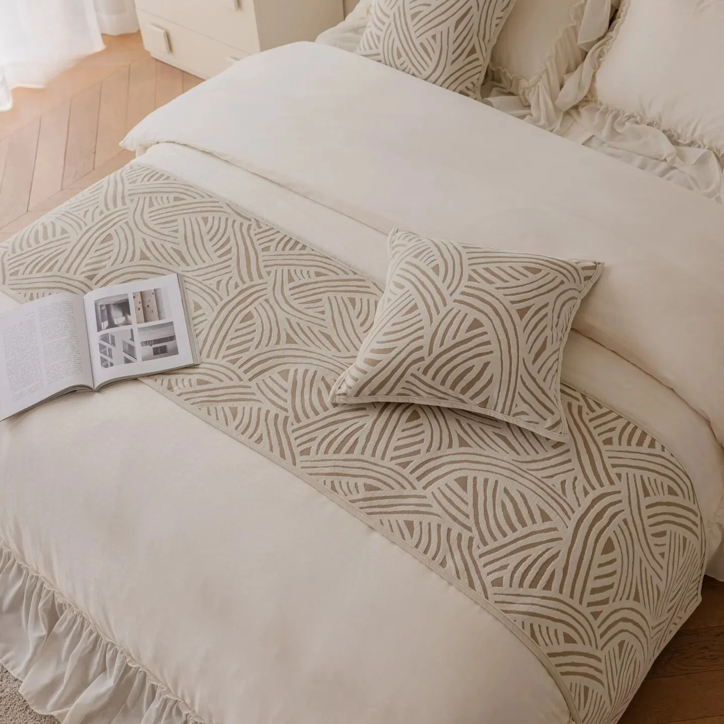 

High-End Abstract Geometric Jacquard Bed Runner Modern Oatmeal Retro Luxury Bed Cover High Quality Texture Bed End Pillowcase