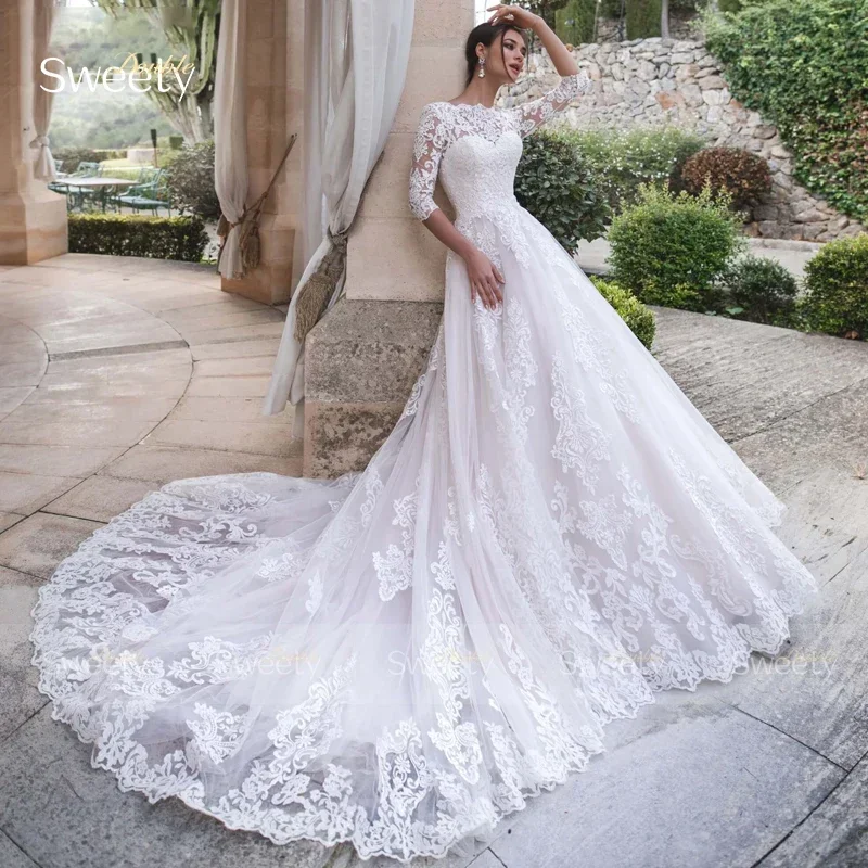 Robe de mariée trapèze chic glamour avec dentelle brodée, robe de Rhen organza, demi-manches, col rond, dos à lacets, mariée