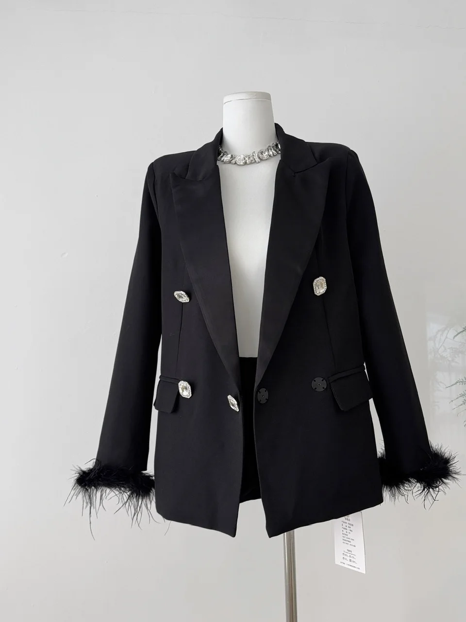 

Женский двубортный костюм Ele из атласных лацканов в стиле пэчворк с квадратными стразами и пуговицами, костюм Све с перьями Jaet Luxury Sle...