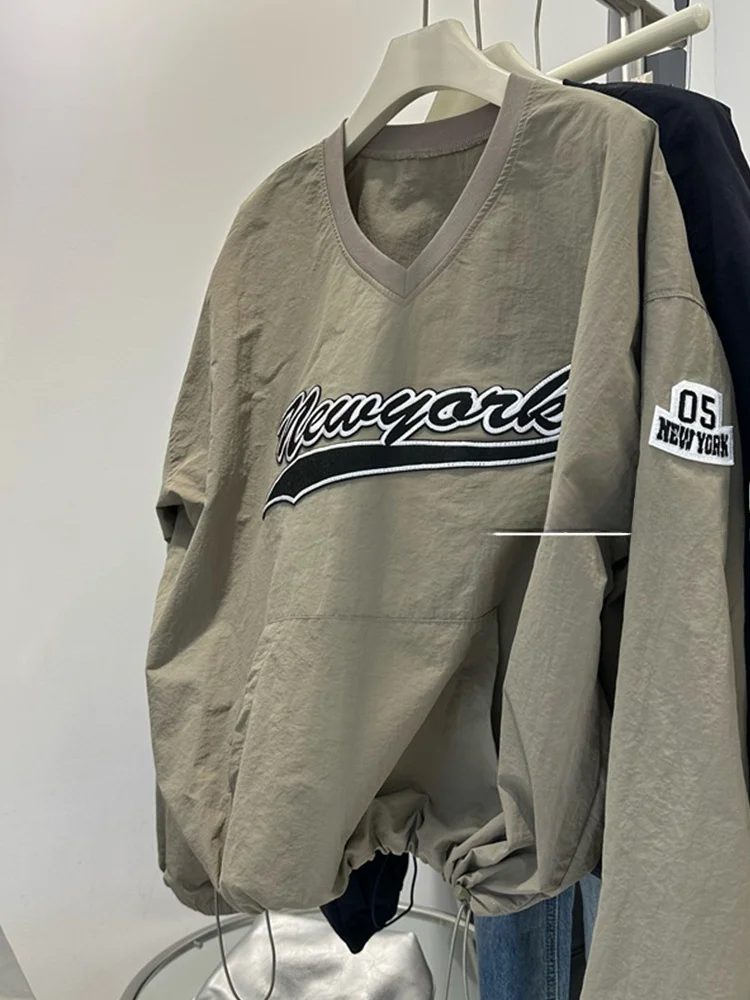 هودي نسائي بتطريز حروف أمريكية، فضفاض برباط وياقة على شكل V، تصميم عصري وأنيق بأكمام طويلة #3