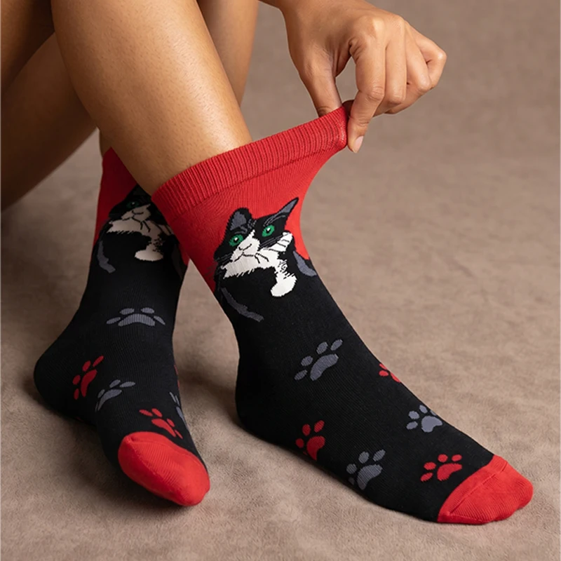 

1 Pair of Unisex Socks with Red and Black Color-Blocking, Featuring Black Cat and Paw Print Patterns, Red Contrasting Sock Tips, Polyester, Breathable, Fun, Mid-Calf Length, Suitable for Everyday Wear
