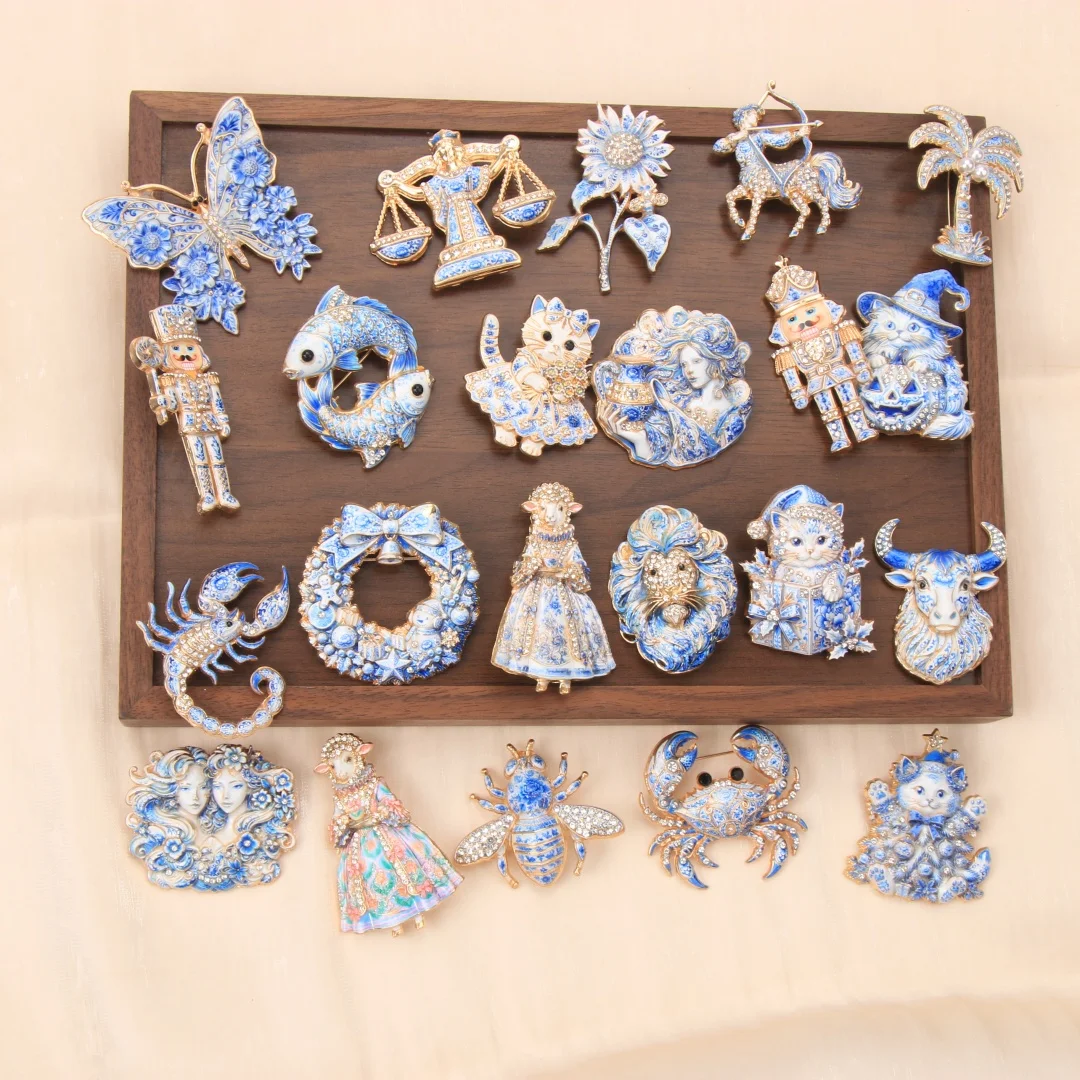 Baroque Luxury Blue-and-White Porcelain Zodiac Cat and Flower Soldier Design Brooch MenWomen, Jewelry Accessories, Party Gift
