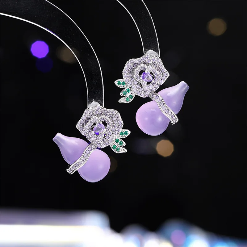 Цветочные серьги-гвоздики из тыквы с фиолетовым халцедоном и легкой роскошкой и элитным ощущением, а нишевая китайская трендовая роза.