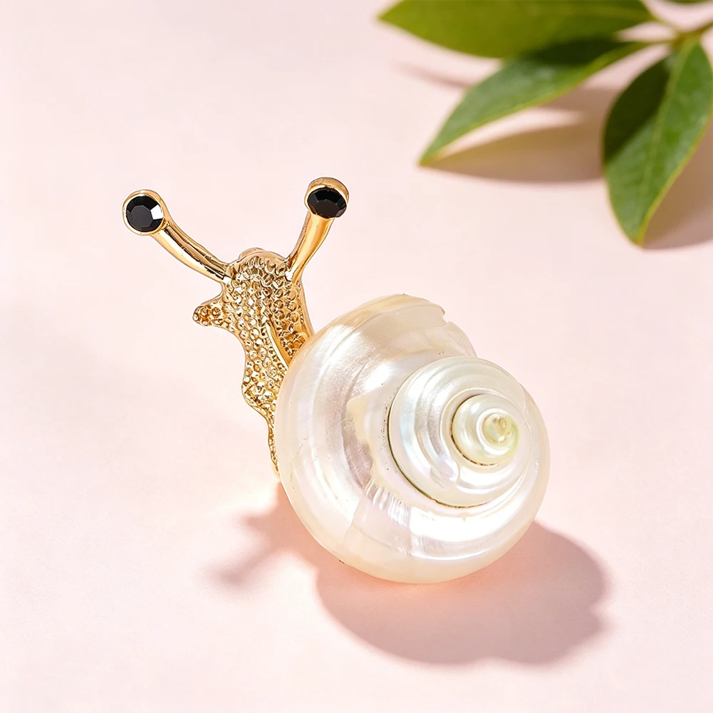 Natural White Shell Snail Brooch Vintage Cute Animal Brooch Pin Luxury Suit Lapel Badge Fashion Dress Jewelry for Women