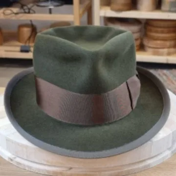 

Wool Hat with Independent Felt Ribbon Decoration