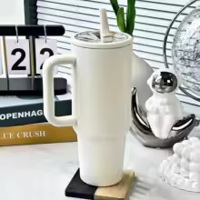 Botol Air Terpasang Insulasi Kapasiti Besar 40oz Tahan Bocor Keluli Tahan Karat Cawan Perjalanan dengan Penutup, Straws dan Pemegang untuk Minuman Panas dan Sejuk