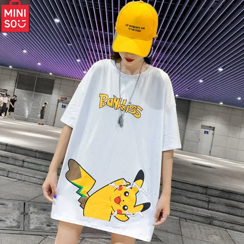 MINISO جديد حجم كبير 2-300 جنيه تي شيرت بأكمام قصيرة ملابس الصيف النسائية 2025 جديد ins فضفاض متوسط طويل الاتجاه العلوي