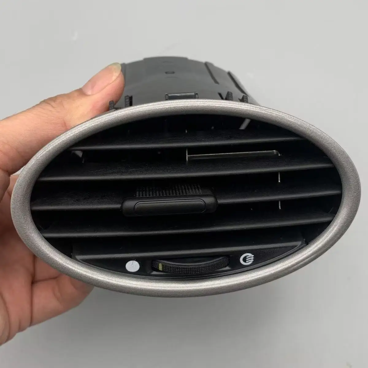 1pcs For Ford Focus MK2 2005-2013 4M51-A014L21-AD Front Dash Center Air Conditioning Outlet Vent Grille Assy 4M51A014L21AD