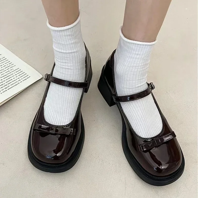 Scarpe da donna con tacco medio punta tonda 2024 primavera nuove scarpe Mary Jane in pelle verniciata nera décolleté da donna Lolita giapponese