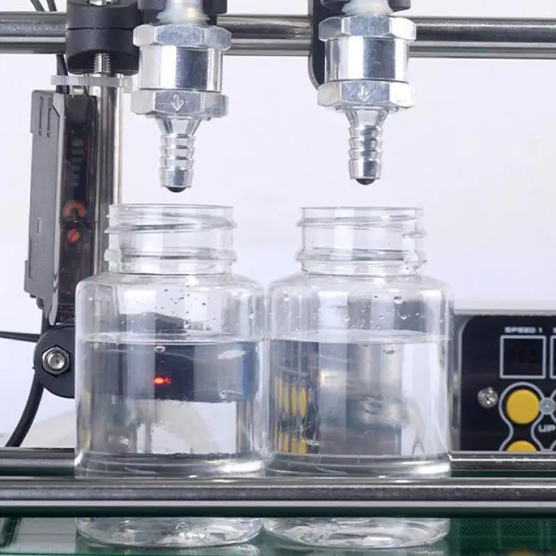 Автоматическая машина для розлива с двойной головкой, наполнитель жидкости с ленточным конвейером 1,2 м или 60 см, термостойкая бутылка, вода, напитки, 2 головки