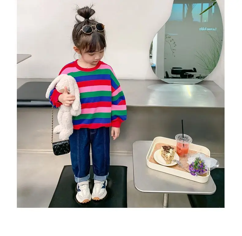 2026 Neuer Frühlings- und Herbststil für 1-8 Jahre alte Mädchen: Gestreifter, modischer, vielseitiger Rundhals-Hoodie mit Regenbogenstreifen – Detail 7