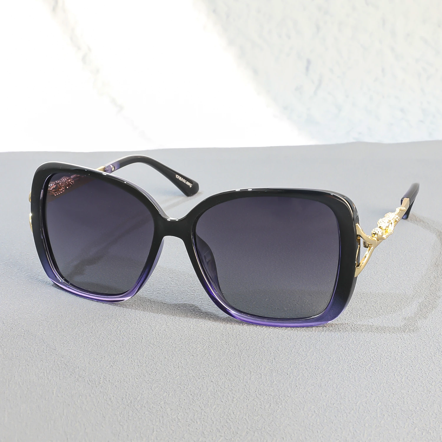 Polarisierte Damen-Luxus-Quadrat-Sonnenbrille, schwarz-goldener Dekorrahmen, hochwertige Markenbrille, UV-Schutz für die tägliche Mode – Detail 2