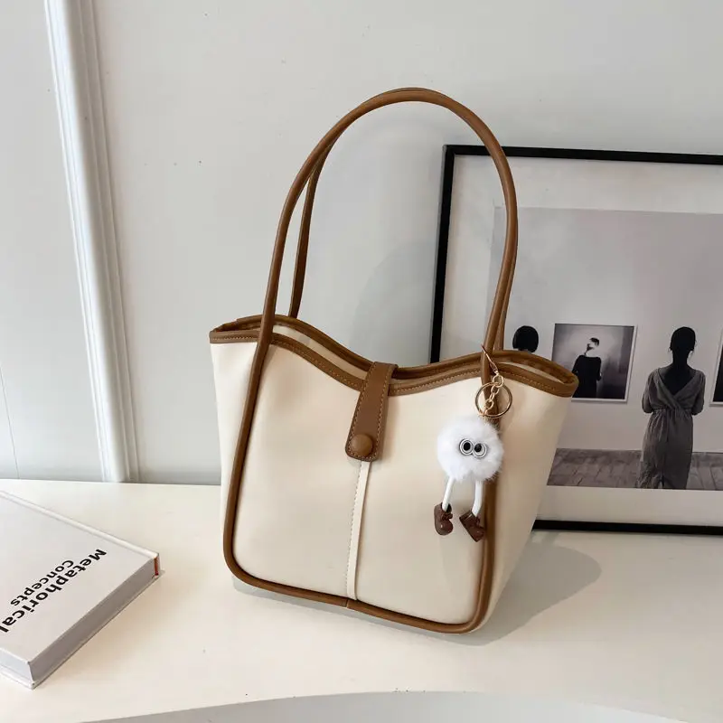 Sac à bandoulière mignon de grande capacité, fourre-tout rétro en cuir PU avec pendentif en peluche, sacs à bandoulière pour fem