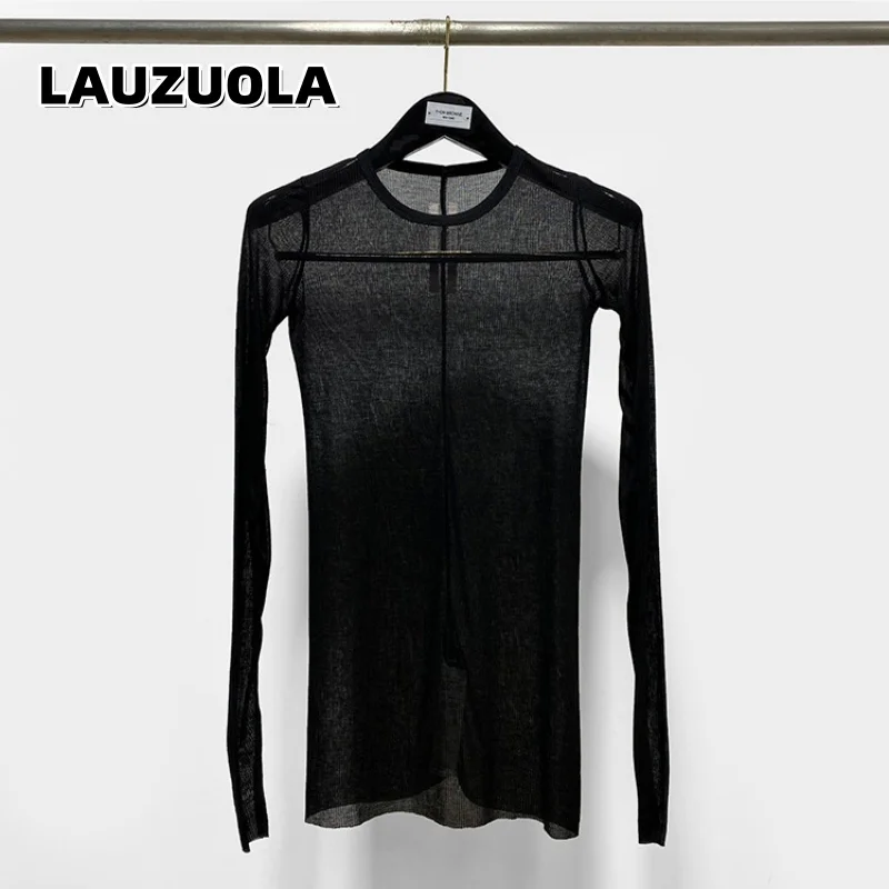 Camiseta Masculina Transparente de Malha Manga Longa Slim Fit com Costura Central e Barra Irregular Estilo Avant-Garde Darkwear Streetwear