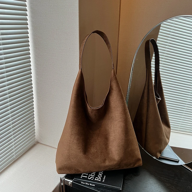 

Осень 2024, новые повседневные сумки на плечо большой вместимости из искусственной замши, простые модные универсальные сумки-тоут с однотонной застежкой для женщин