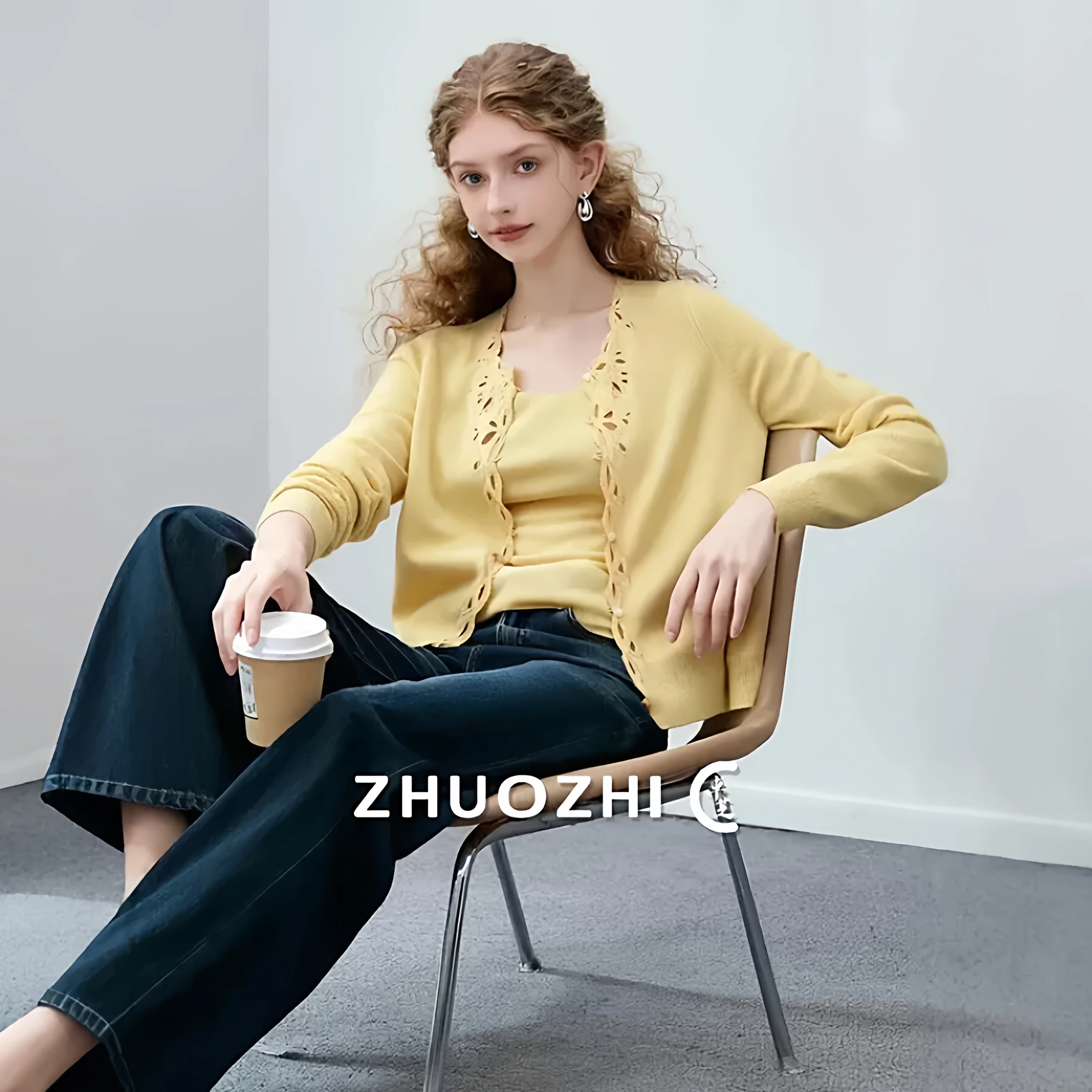 

Комплект из двух предметов: желтый вязаный кардиган на бретелях и белый костюм-двойка ZhuoZhi Sweet Ele, улучшающий образ, для повседневной носки, мягкий, в конфетных тонах, с жемчугом