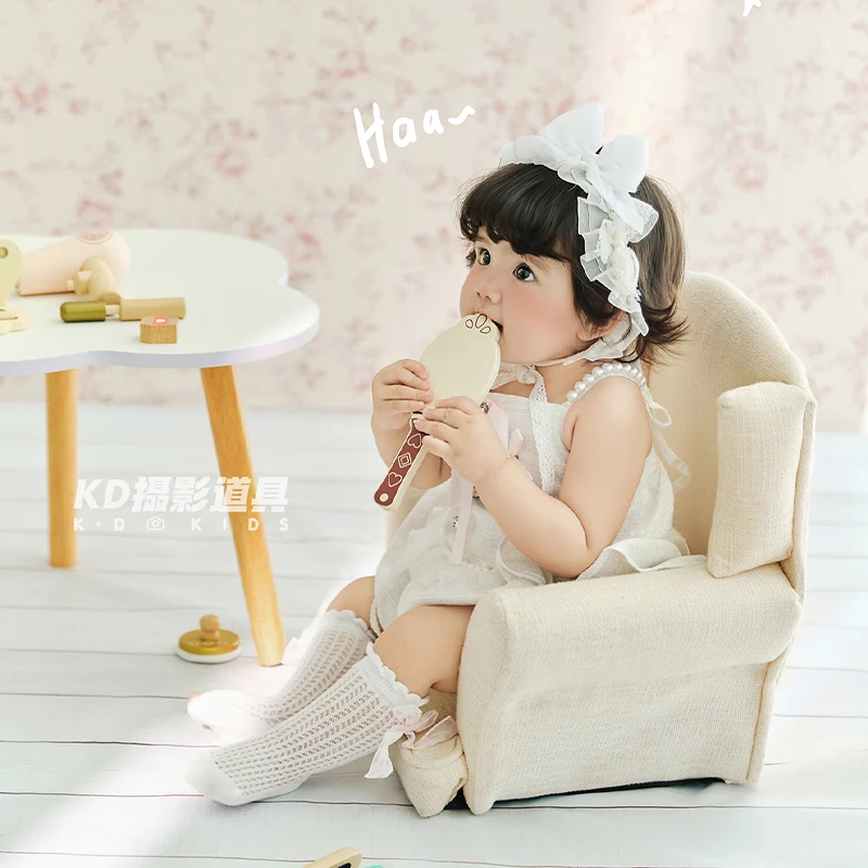 conjunto-de-fotos-para-el-primer-cumpleanos-de-nina-mono-blanco-de-encaje-con-tirantes-diadema-con-lazo-y-calcetines-de-punto-para-sesion-de-fotos-en-estudio